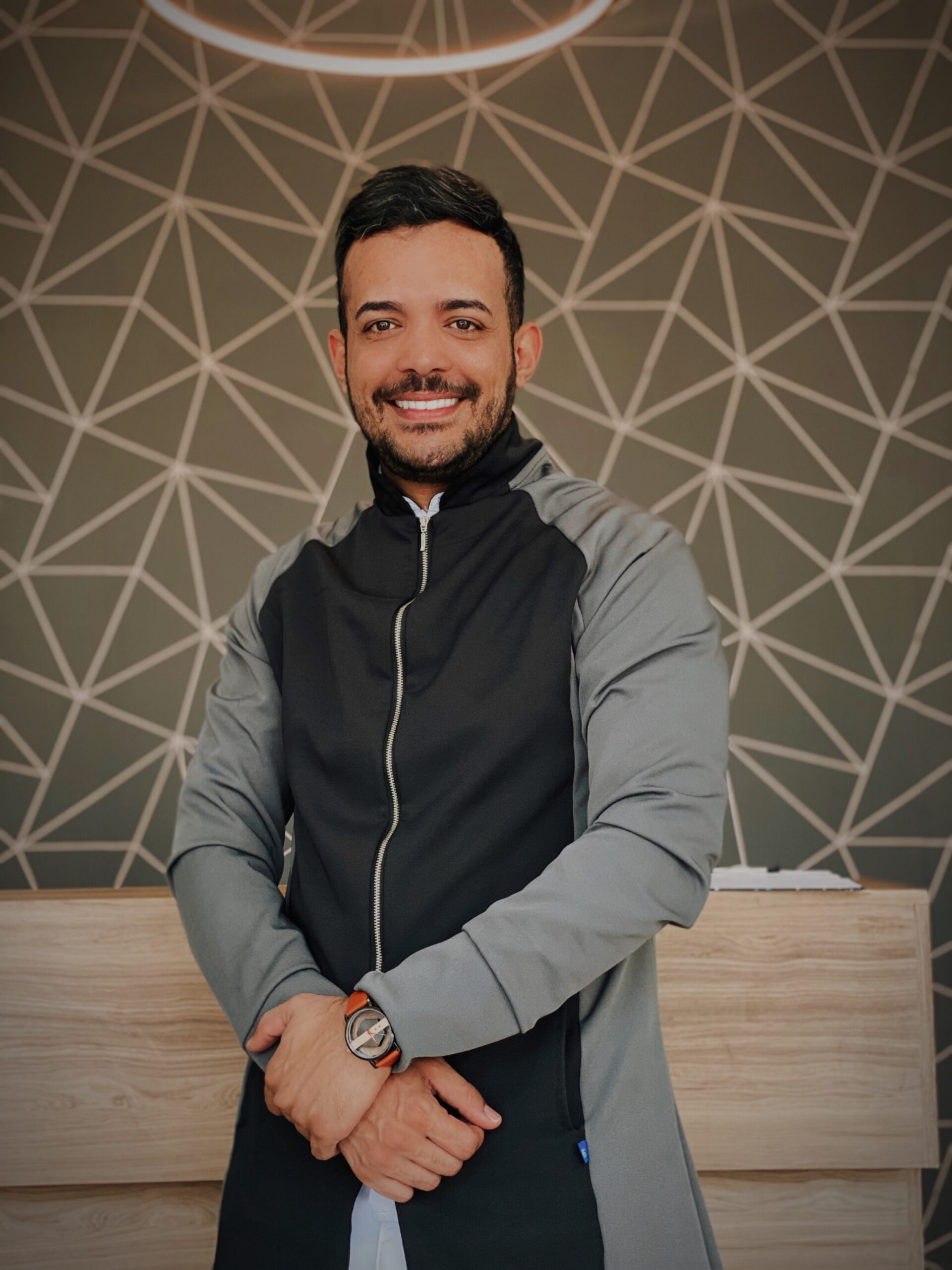 um homem sorrindo para a câmera